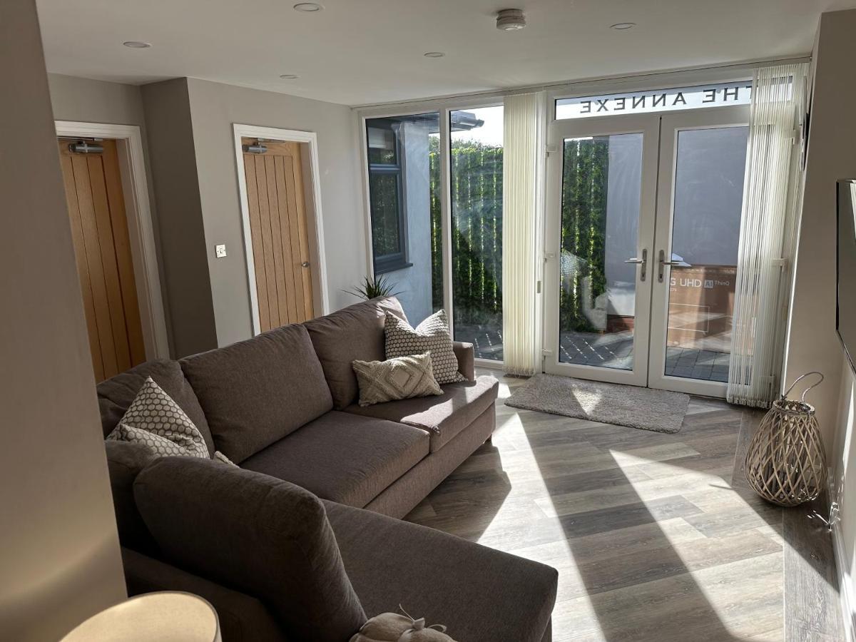 Beach Pad - Ground Floor - Pet Friendly Кливлис Екстериор снимка