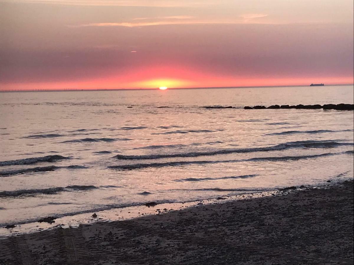 Beach Pad - Ground Floor - Pet Friendly Кливлис Екстериор снимка